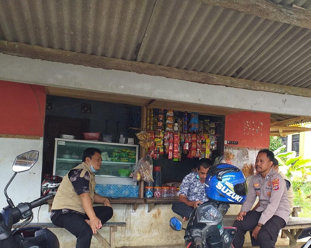 Bhabinkamtibmas Polsek Pulosari Terus Jalin Silaturahmi dengan Warga Binaan 3 WhatsApp Image 2023 10 26 at 20.47.36