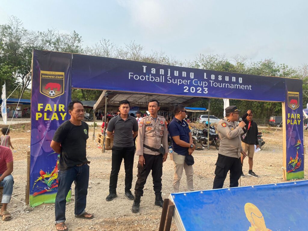 Kapolsek Panimbang Pimpin Pengamanan Turnamen Sepak Bola Super Cup Tanjunglesung 3 WhatsApp Image 2023 10 26 at 20.49.11