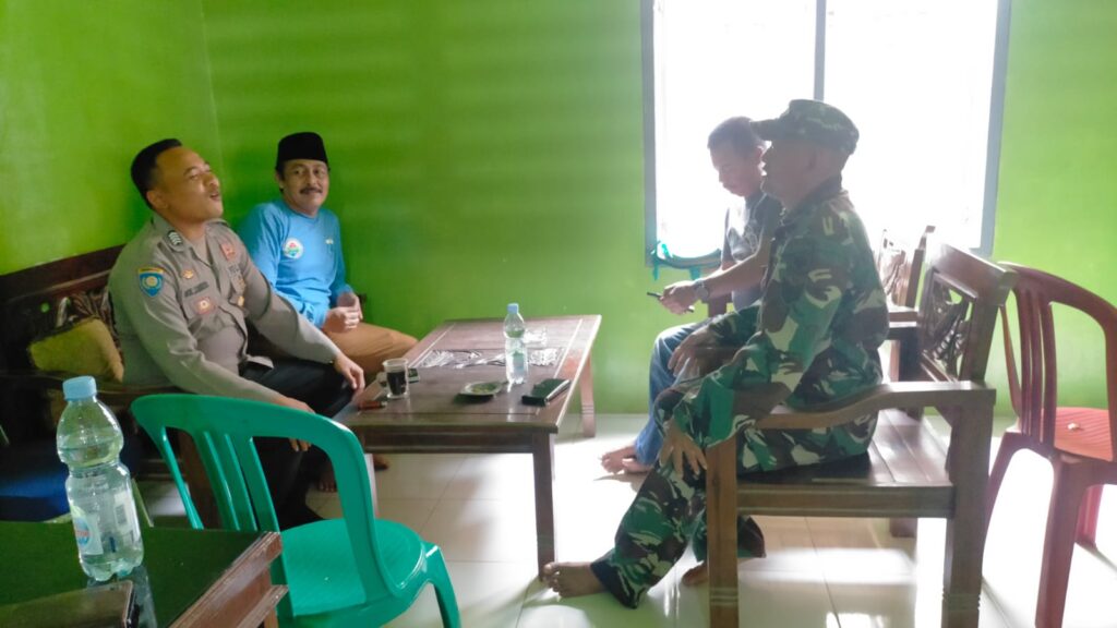 Bhabinkamtibmas Polsek Panimbang Sambangi Kepala Desa Sobang dalam Upaya Mempertahankan Kamtibmas yang Kondusif 9 WhatsApp Image 2023 10 26 at 20.52.11