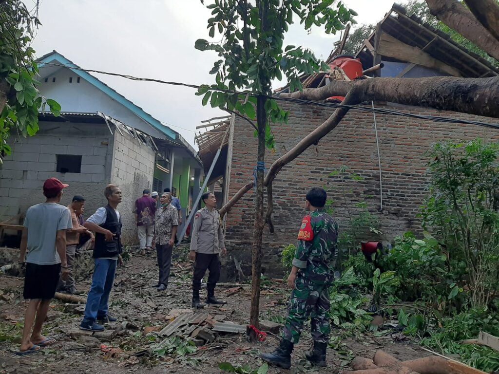 Polsek Pandeglang dan Koramil Segera Bertindak Saat Rumah Warga Tertimpa Pohon Tumbang Akibat Cuaca Buruk 7 WhatsApp Image 2023 10 27 at 11.41.26
