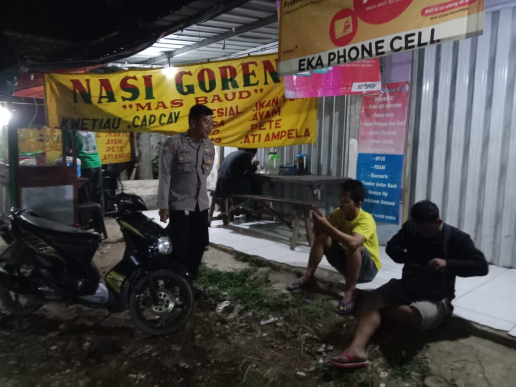 Polsek Cimanuk Lakukan Patroli Malam untuk Ciptakan Situasi Kamtibmas yang Aman dan Nyaman 6 WhatsApp Image 2023 10 27 at 14.20.49
