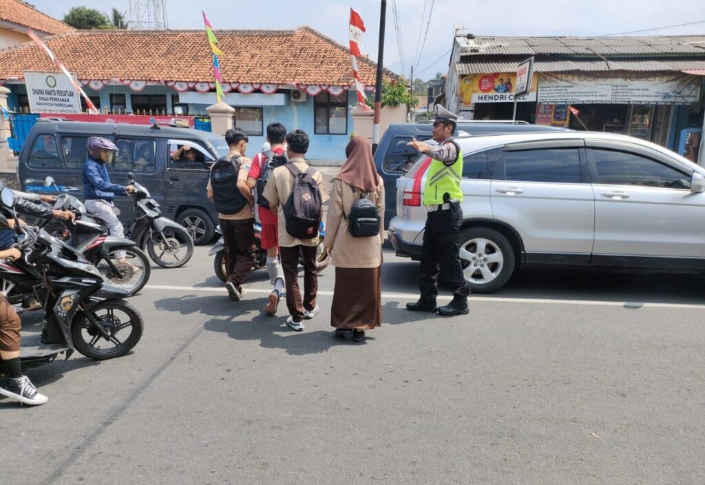 Polsek Pandeglang Amanahkan Arus Lalu Lintas di Dekat Mako Polsek 2 WhatsApp Image 2023 10 27 at 16.00.41