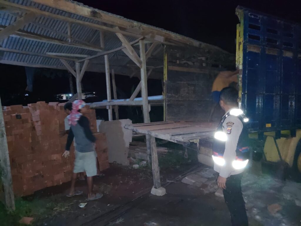 Polsek Pulosari Gelar Patroli Curas, Curat dan Curanmor (C3) dalam Upaya Menciptakan Keamanan dan Kondusif 1 WhatsApp Image 2023 10 28 at 16.03.38
