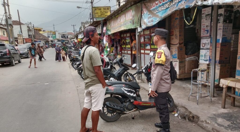 Pak Bhabin Polsek Menes Sambangi Pasar Tradisional dalam Kegiatan Patroli Dialogis 8 WhatsApp Image 2023 10 28 at 16.17.25