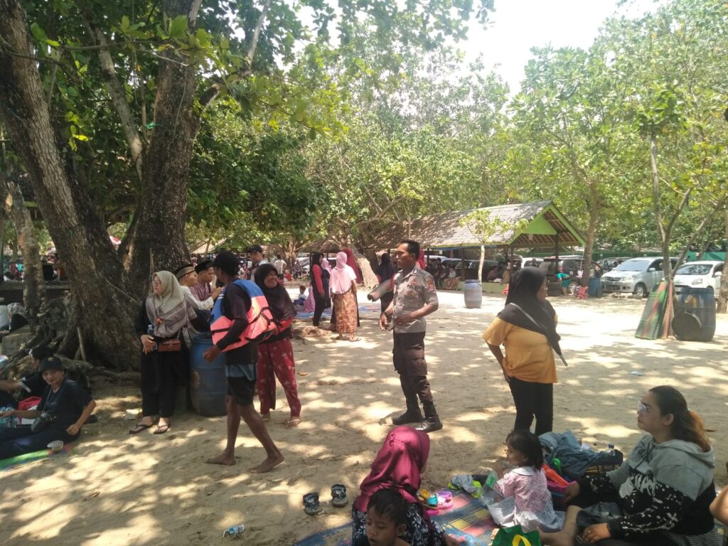 Polsek Carita Lakukan Pengamanan Lokasi Wisata untuk Menjaga Keamanan dan Ketertiban 10 WhatsApp Image 2023 10 28 at 16.21.05