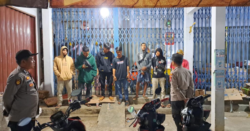 Polsek Sumur Terus Tingkatkan Patroli Malam Demi Keamanan Wilayah 10 WhatsApp Image 2023 10 29 at 07.19.53