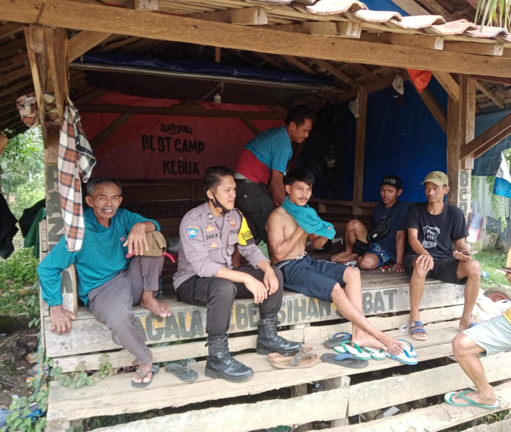 Bhabinkamtibmas Polsek Pagelaran Sambangi Remaja Desa Binaan di Sindanglaya 6 WhatsApp Image 2023 10 29 at 19.04.43