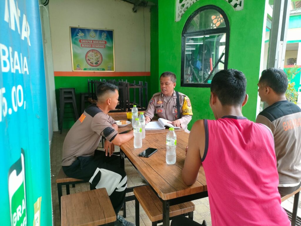 Bhabinkamtibmas Polsek Pandeglang Sambangi Warga Binaan di SD IT IRSYADUL IBAD 9 WhatsApp Image 2023 10 29 at 19.13.57