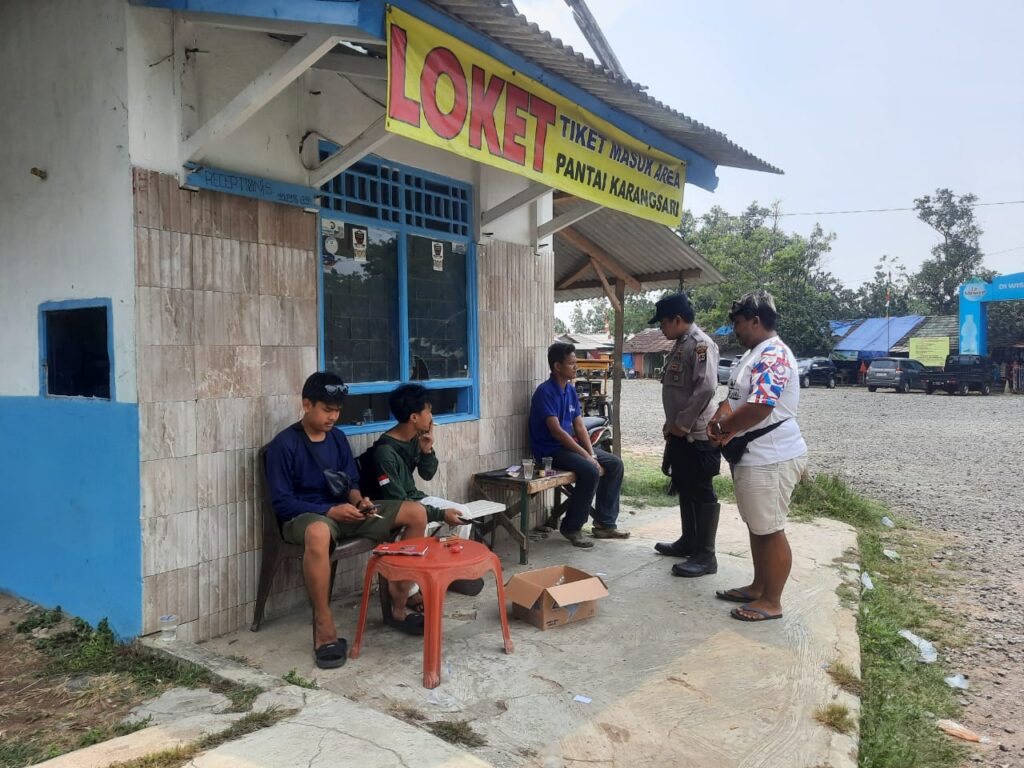 Patroli Dialogis Polsek Carita: Ajakan Keamanan bagi Pengunjung Wisata Pantai Carita 5 WhatsApp Image 2023 10 29 at 19.15.50