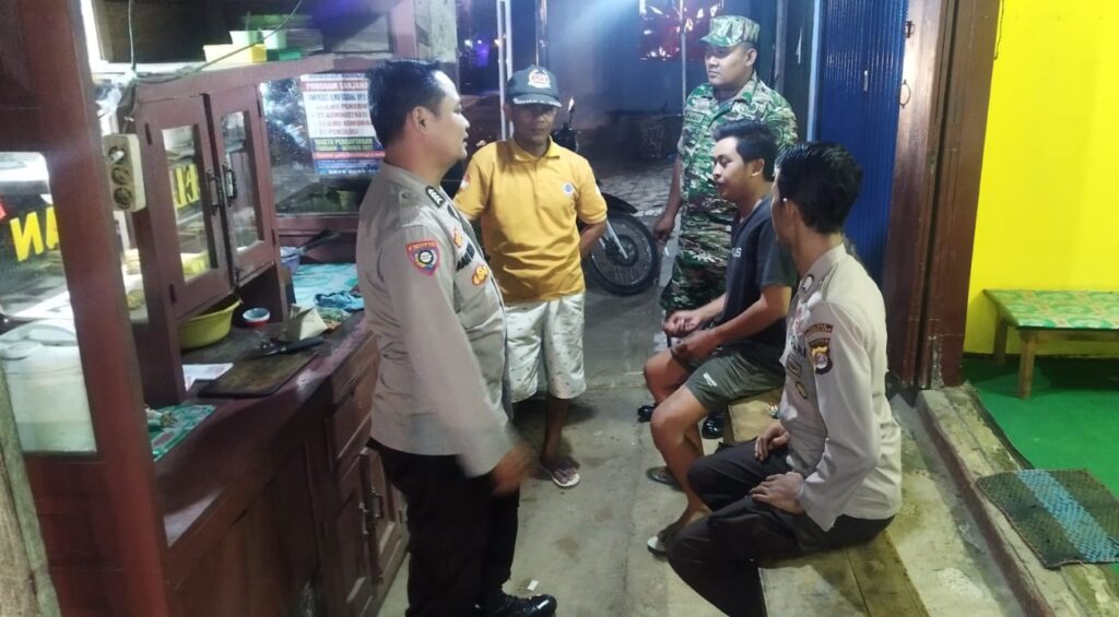 Polsek Bojong Gelar Patroli Malam Gabungan TNI/Polri untuk Meningkatkan Kamtibmas 7 WhatsApp Image 2023 10 29 at 19.21.51