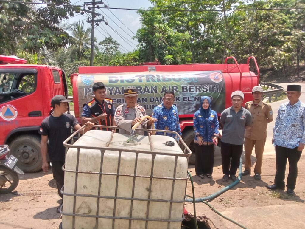 Polsek Bojong Distribusikan Bantuan Air Bersih untuk Warga Terdampak Kekeringan 3 WhatsApp Image 2023 10 30 at 13.48.54
