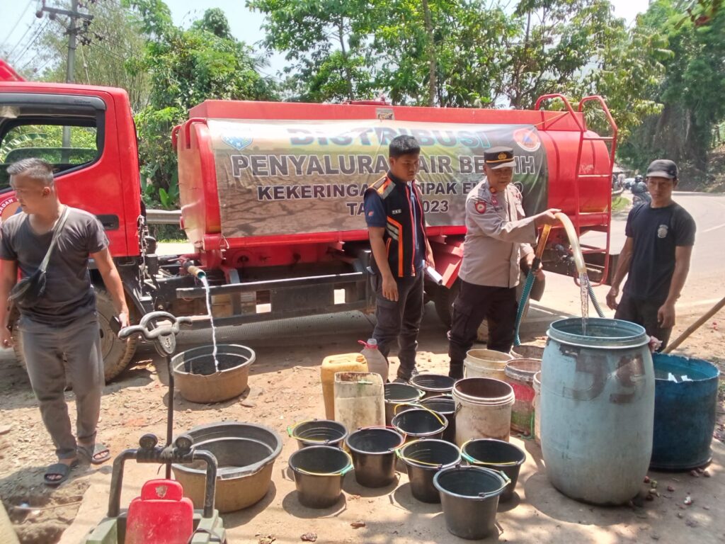 Polsek Bojong Bagikan Ribuan Liter Air Bersih kepada Warga Terdampak Kekeringan 4 WhatsApp Image 2023 10 30 at 13.48.55