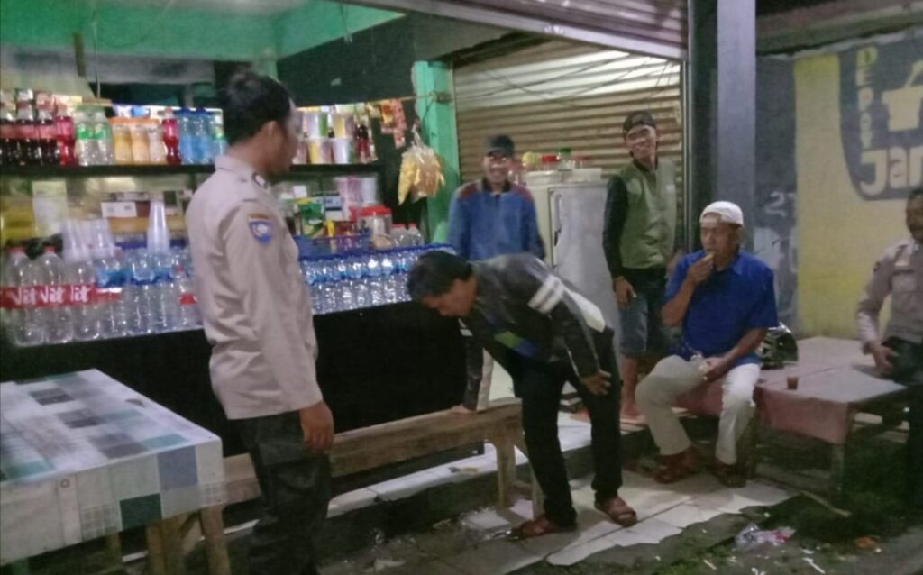 Polsek Bojong Gelar Patroli Malam untuk Meningkatkan Keamanan dan Ketertiban Masyarakat 1 WhatsApp Image 2023 10 30 at 19.09.45