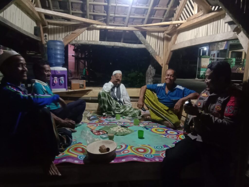 Cegah Gangguan Kamtibmas Anggota Piket Polsek Angsana Rutin Laksanakan Patroli Malam 2 WhatsApp Image 2023 10 30 at 20.12.52