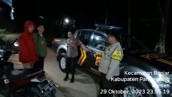 Polsek Banjar Gelar Patroli Malam Intensif untuk Pencegahan Gangguan Kamtibmas 7 WhatsApp Image 2023 10 30 at 21.33.09