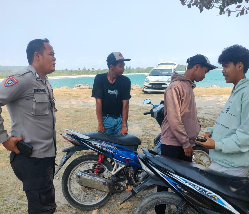 Polsek Cigeulis Pantau Keamanan di Pantai Bugel untuk Mencegah Kejadian Berenang yang Membahayakan 9 WhatsApp Image 2023 10 30 at 21.37.31