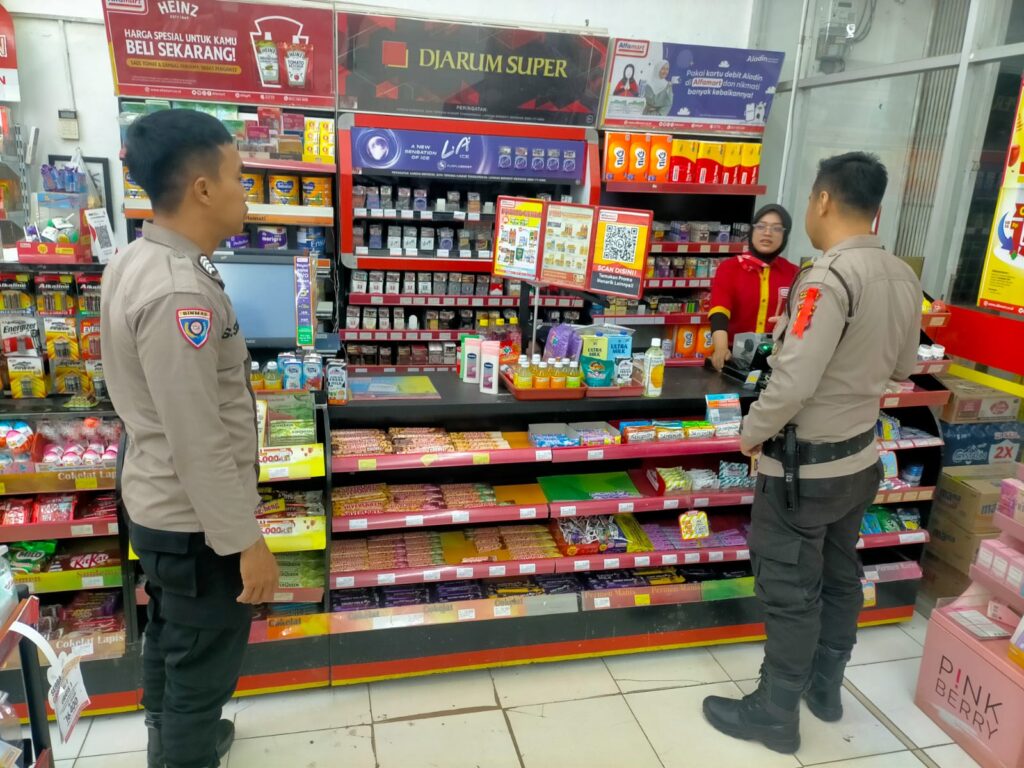 Polsek Mandalawangi Lakukan Patroli Malam Antisipasi Kriminalitas 6 WhatsApp Image 2023 10 31 at 11.14.03