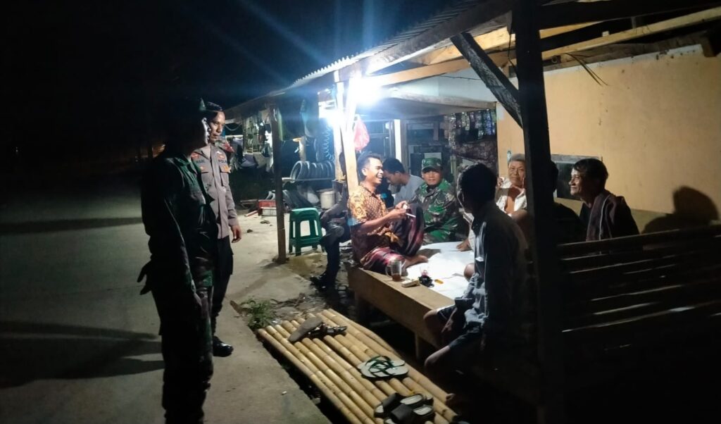 Polsek Bojong: Patroli Malam untuk Meningkatkan Kamtibmas dan Keselamatan Masyarakat 3 WhatsApp Image 2023 10 31 at 20.18.55
