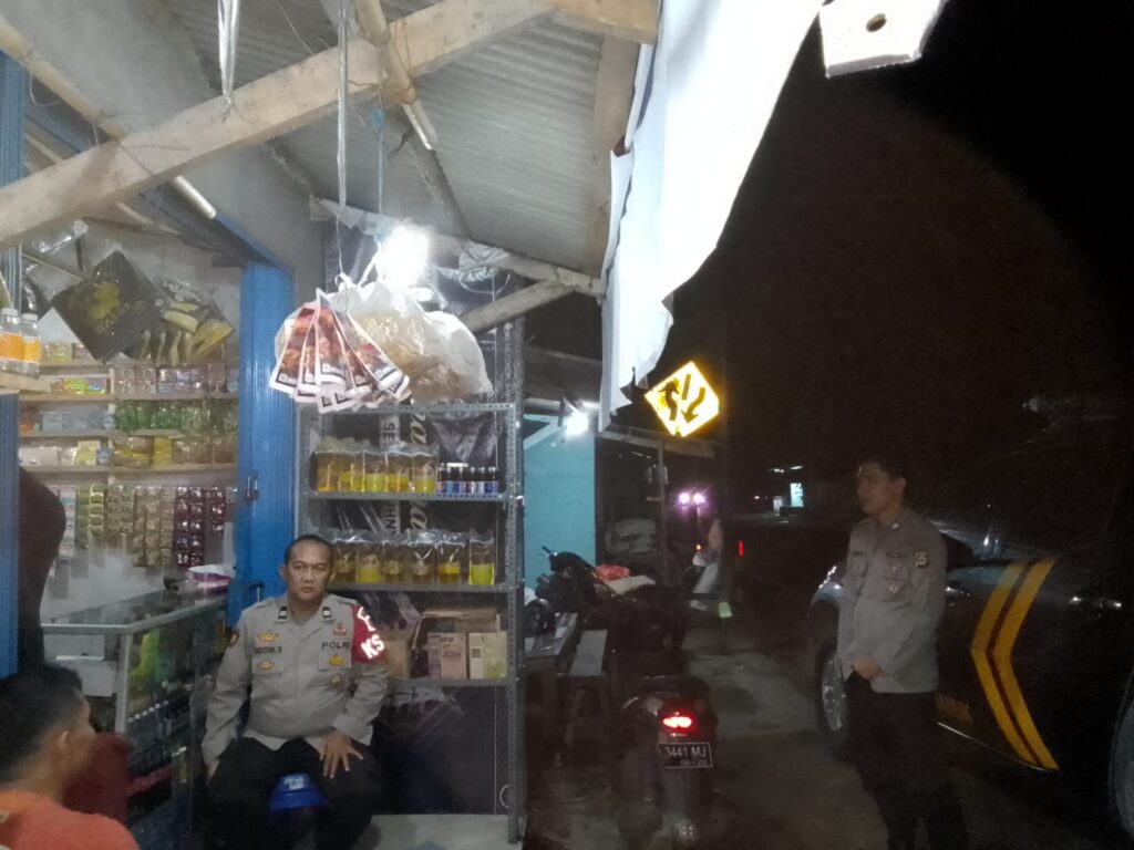 Polsek Cimanuk Gelar Patroli Malam Demi Keamanan dan Kenyamanan Masyarakat 9 WhatsApp Image 2023 11 02 at 18.16.25