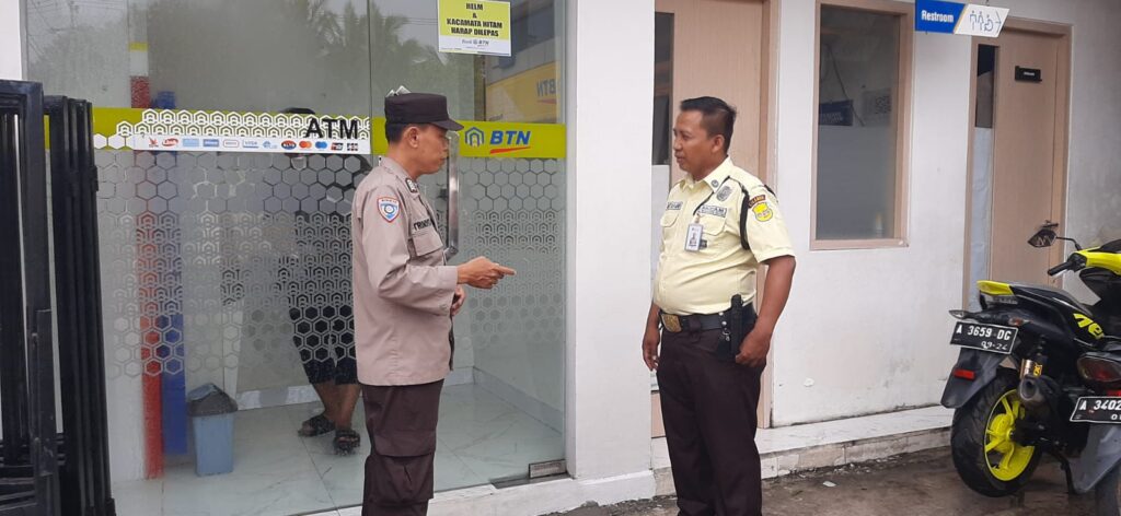 Bhabinkamtibmas Polsek Pandeglang Himbau Petugas Keamanan Bank untuk Jaga Kamtibmas 10 WhatsApp Image 2023 11 03 at 10.52.42