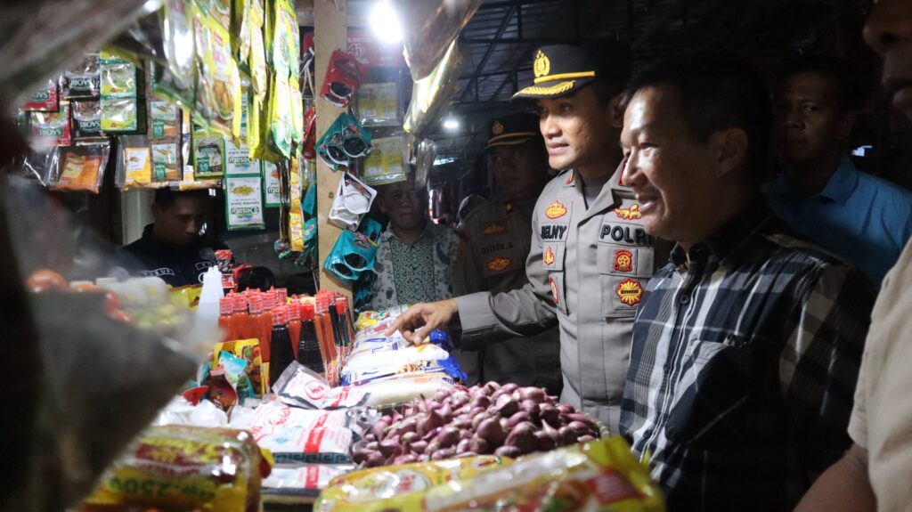 Kapolres Pandeglang Sidak Pasar dan Pertokoan Jelang Perayaan Natal 2023 dan Tahun Baru 2024 4 WhatsApp Image 2023 11 03 at 11.27.48