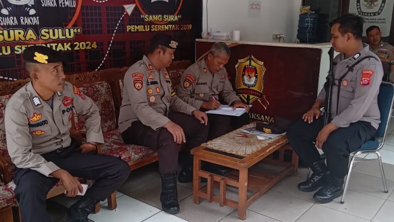 Ka Satgas Preventif Polres Pandeglang Cek Personel Pengamanan Kantor KPU dan Bawaslu 2 WhatsApp Image 2023 11 03 at 11.27.53