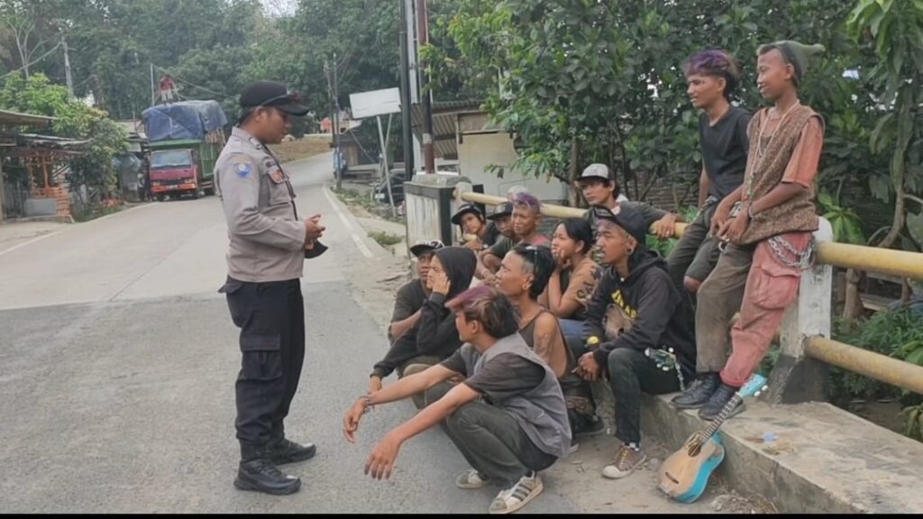 Bhabinkamtibmas Polsek Munjul Sambangi Masyarakat 3 WhatsApp Image 2023 11 03 at 13.27.01