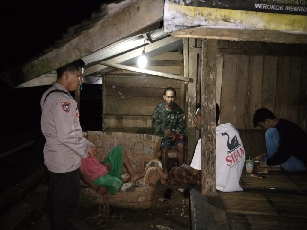 Polsek Cimanggu Patroli Malam untuk Meningkatkan Keamanan dan Ketertiban 4 WhatsApp Image 2023 11 03 at 13.37.54