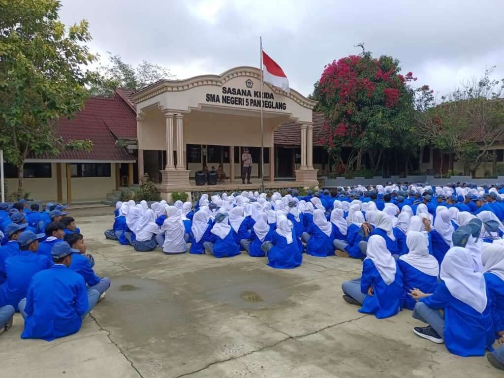Upacara Bendera di SMAN 5 Pandeglang: Bhabinkamtibmas Polsek Cibaliung Sampaikan Pesan Kamtibmas 1 WhatsApp Image 2023 11 06 at 11.17.14