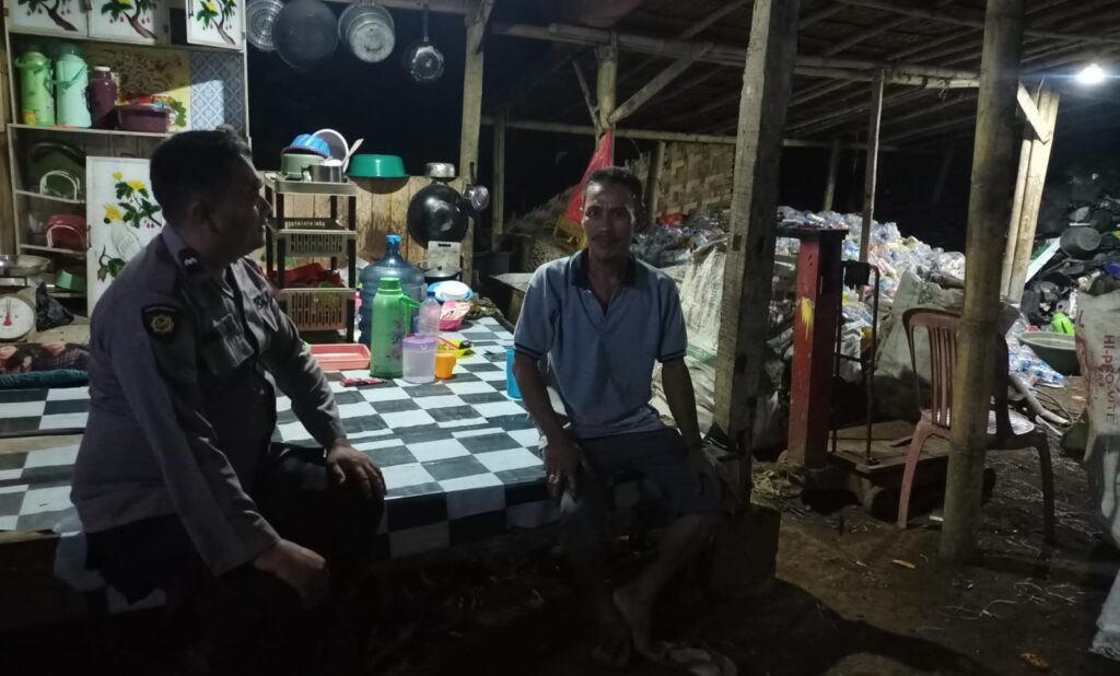 Bhabinkamtibmas Polsek Jiput Terus Dekatkan Diri dengan Warga Melalui Kegiatan Sambang 10 WhatsApp Image 2023 11 06 at 11.45.47