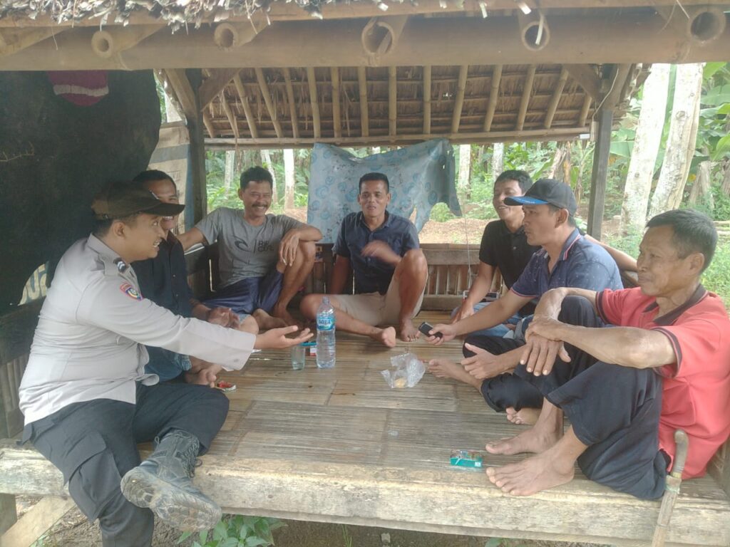 Bhabinkamtibmas Polsek Munjul Jalin Komunikasi dengan Warga 8 WhatsApp Image 2023 11 06 at 12.10.52