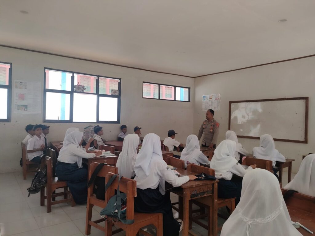 Polsek Pulosari Sosialisasikan Pencegahan Perundungan di SMPN 1 Pulosari 10 WhatsApp Image 2023 11 06 at 20.00.28