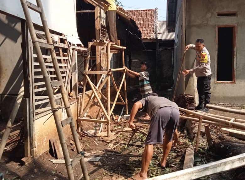 Anggota Polsek Cikedal Bantu Korban Rumah Tertimpa Pohon Tumbang 5 WhatsApp Image 2023 11 07 at 10.35.34