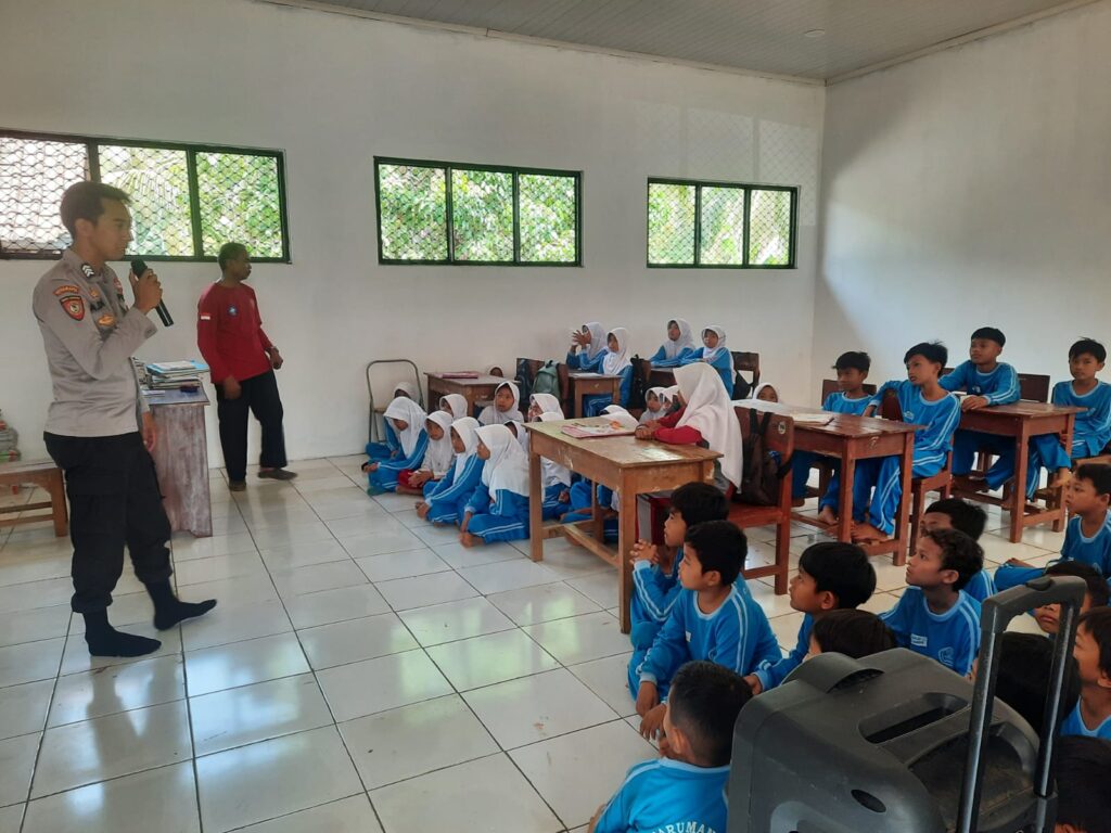 Pembinaan Siswa/Siswi SDN Tarumanegara 2 oleh Kapolsek Cigeulis 9 WhatsApp Image 2023 11 07 at 10.44.56