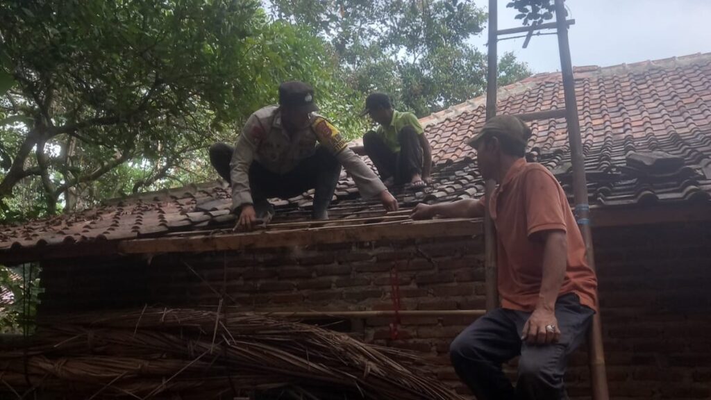 Anggota Polsek Carita Bantu Warga Pasang Genteng Rumah 8 WhatsApp Image 2023 11 07 at 10.59.26