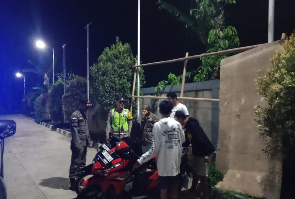 Bhabinkamtibmas Polsek Cikedal Sambang Pemuda Nongkrong 10 WhatsApp Image 2023 11 08 at 11.04.56