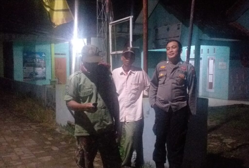 Polsek Bojong Gelar Patroli Malam untuk Mewujudkan Kamtibmas Aman dan Kondusif 3 WhatsApp Image 2023 11 08 at 13.50.05