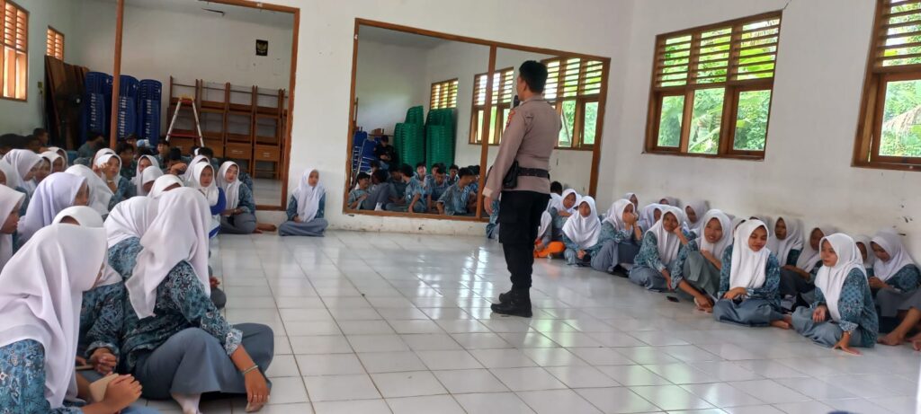 Polsek Carita Sosialisasikan Terkait Kesadaran Hukum dan UU Lalulintas di Kalangan Pelajar 7 WhatsApp Image 2023 11 08 at 14.48.41