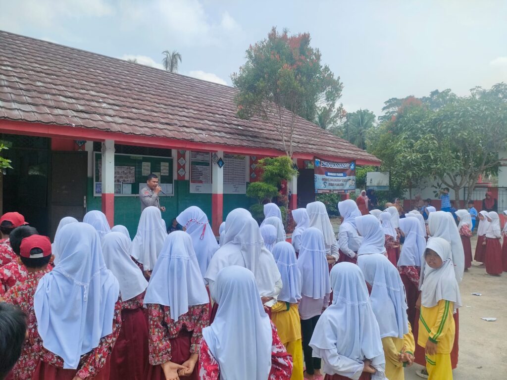 Polsek Pulosari Gencar Sosialisasi Pencegahan Bullying di Sekolah 6 WhatsApp Image 2023 11 09 at 14.04.11