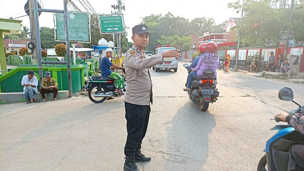 Polsek Cimanuk Gencar Lakukan Pengaturan Lalu Lintas untuk Mengurangi Kemacetan 6 WhatsApp Image 2023 11 10 at 22.24.51
