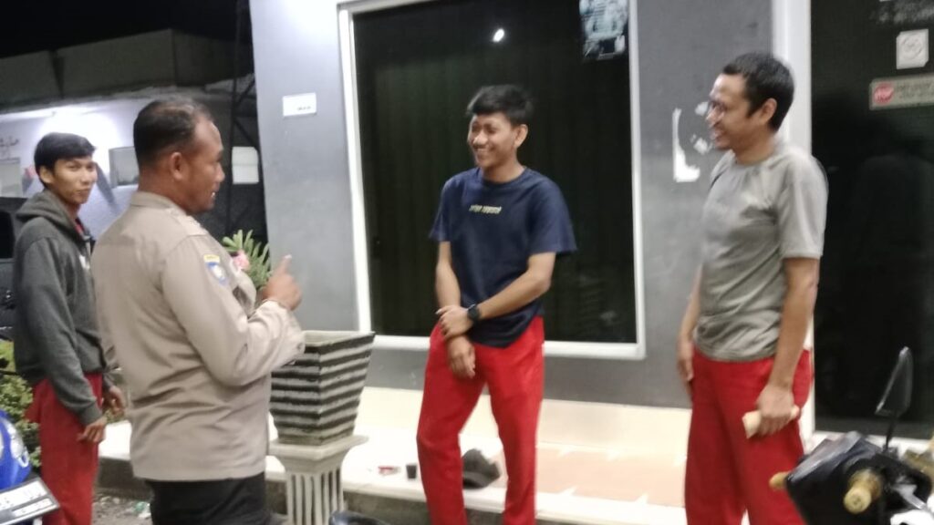 Polsek Carita Tingkatkan Patroli Malam Untuk Ciptakan Lingkungan Aman dan Nyaman 3 WhatsApp Image 2023 11 11 at 04.27.57