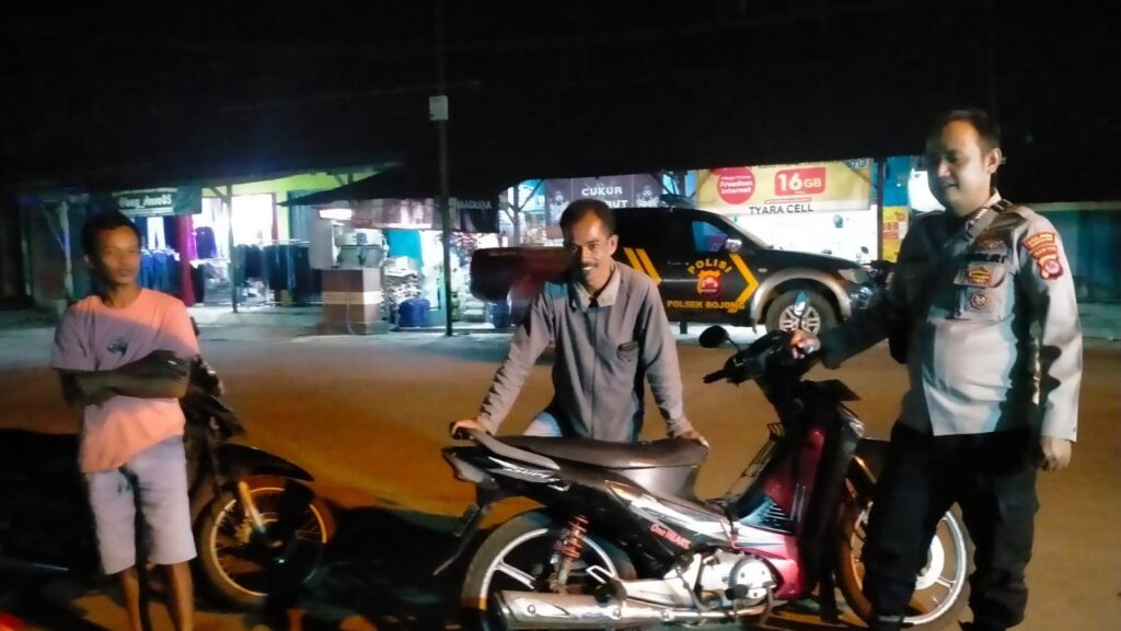 Polsek Bojong Gelar Patroli Jumat Malam untuk Ciptakan Situasi Kamtibmas yang Aman 4 WhatsApp Image 2023 11 11 at 08.20.45
