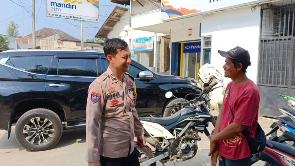 Polsek Menes Ingatkan Juru Parkir untuk Cegah Pencurian Kendaraan Bermotor (Curanmor) 5 WhatsApp Image 2023 11 11 at 10.32.38