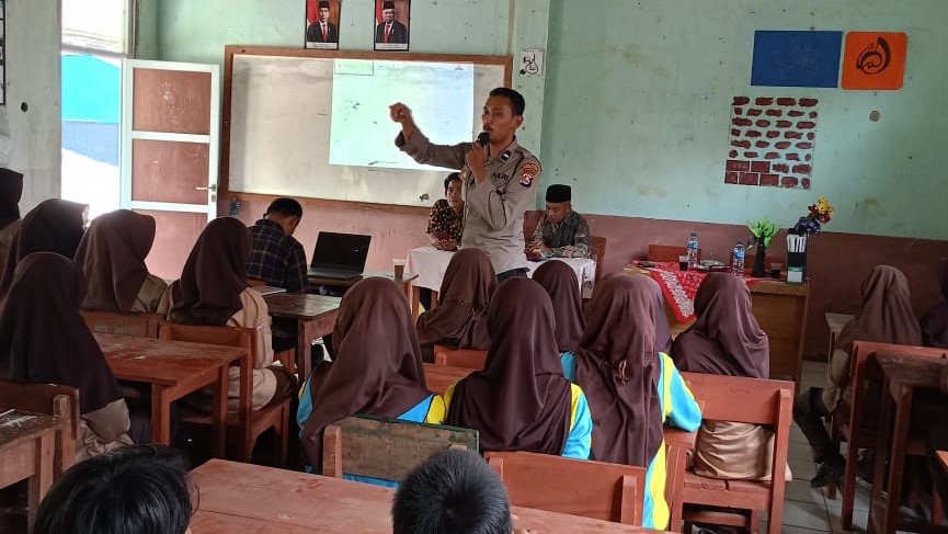 Polsek Jiput Gencar Lakukan Edukasi Pencegahan Bullying dan Bahaya Narkoba di Sekolah-sekolah 3 WhatsApp Image 2023 11 11 at 16.51.03