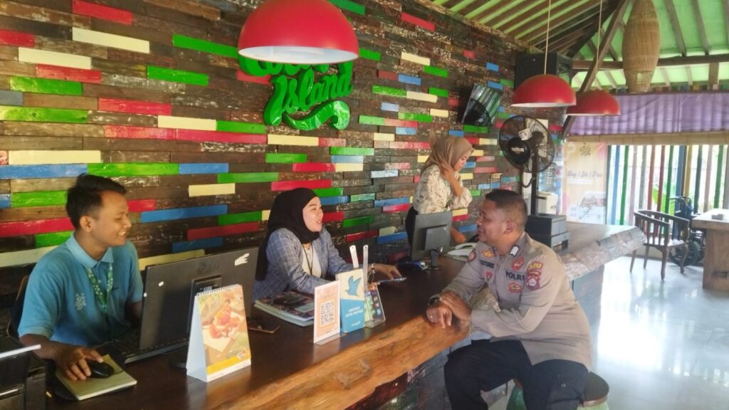 Polsek Labuan Cegah Tindak Kriminal di Obyek Wisata Coconut Island 2 WhatsApp Image 2023 11 11 at 17.09.23