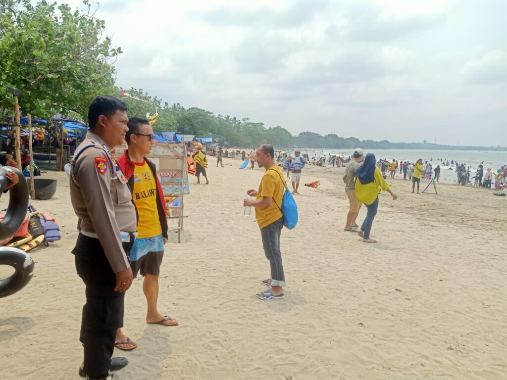 Personel Polsek Carita Himbau Pengunjung dan Pengelola Pantai Selama Liburan 1 WhatsApp Image 2023 11 11 at 20.50.27