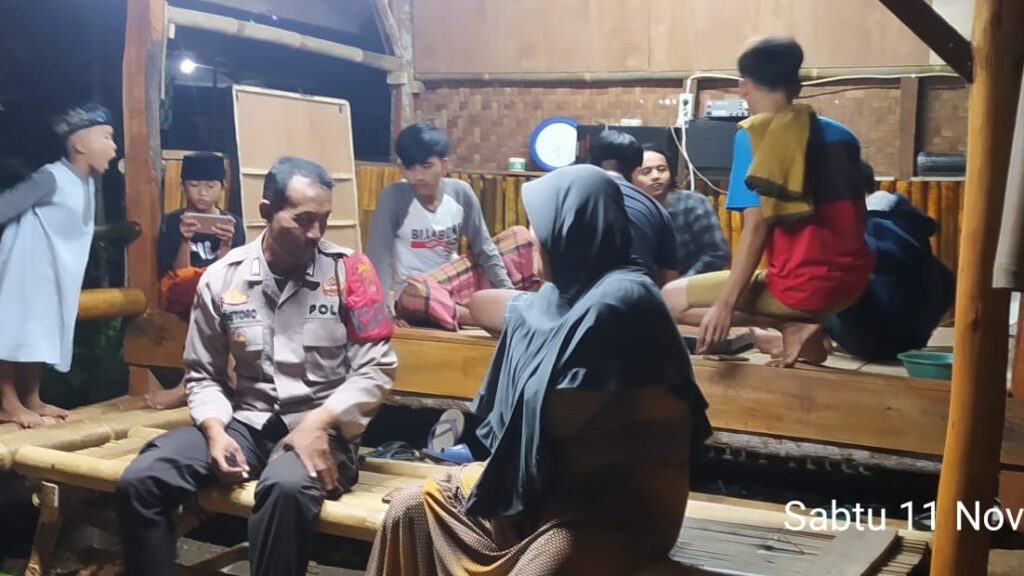 Polsek Banjar Tingkatkan Patroli Malam untuk Ciptakan Lingkungan Aman dan Nyaman 8 WhatsApp Image 2023 11 12 at 16.55.23