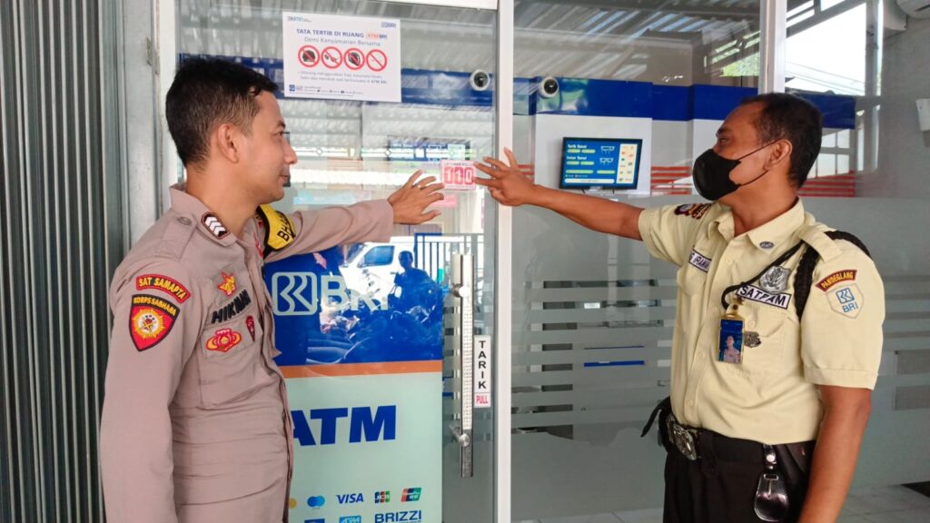 Bhabinkamtibmas Polsek Menes Sambangi Satpam Bank BRI Tempel Stiker 110 1 WhatsApp Image 2023 11 13 at 10.26.51