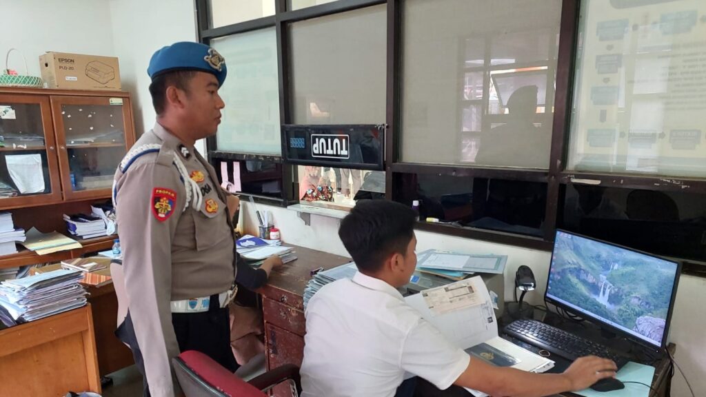 Sipropam Polres Pandeglang Lakukan Patroli Pengawasan di Kantor Samsat Pandeglang 9 WhatsApp Image 2023 11 13 at 10.52.46