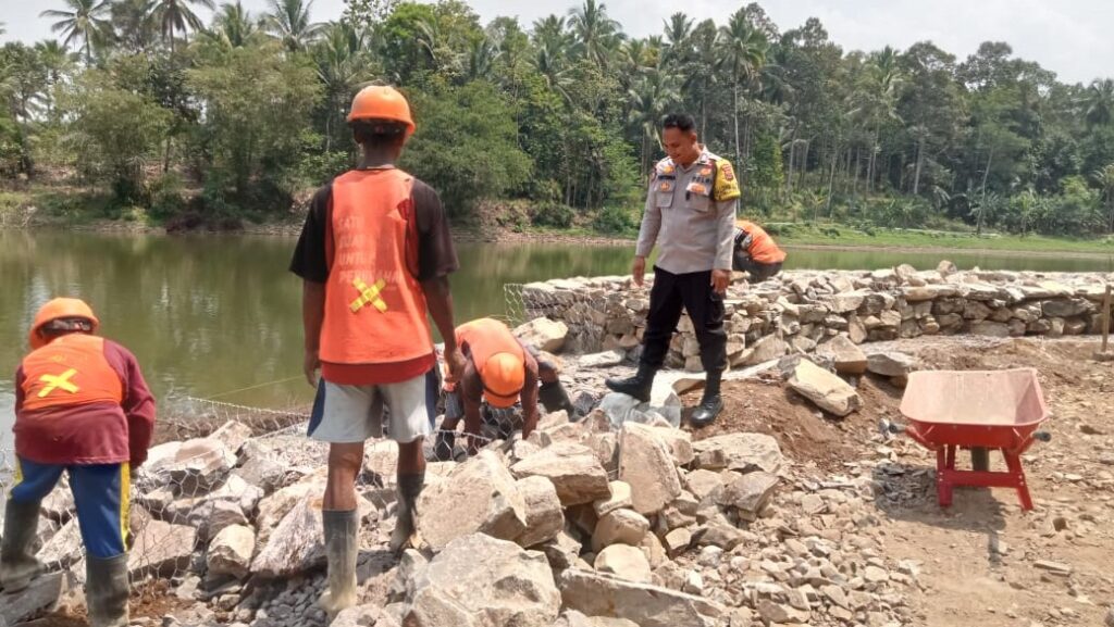 Giat Sambang dan Silaturahmi Bhabinkamtibmas Polsek Cikedal di Proyek Situ Gonggong 8 WhatsApp Image 2023 11 13 at 12.21.31